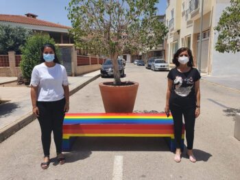 Bancos pintados con la bandera multicolor en el casco urbano de Pilar de la Horadada