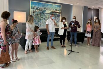 Las escolares y sus madres en la recogida del premio