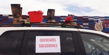 Botas de agua sobre los coches para exigir soluciones a las avenidas de agua