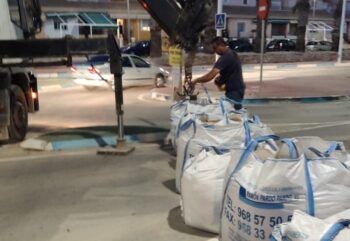 Un operario de Los Alcázares coloca sacas de arena para frenar las riadas