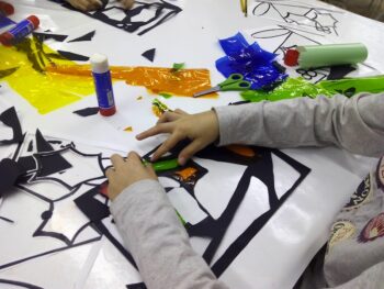 Manualidades infantiles en un taller escolar