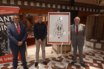 El alcalde de La Unión, Pedro López, con el artista Pedro Bernal y el presidente de la Asamblea, Alberto Castillo