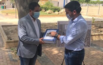 El consejero de Agua, Agricultura y Medio Ambiente, Antonio Luengo, entrega el proyecto al alcalde, Mario Pérez Cervera