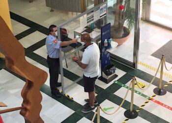 Toma de temperatura en el acceso al Ayuntamiento de San Javier