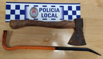 El hacha con que un vecino de Los Alcázares amenazó a los policías