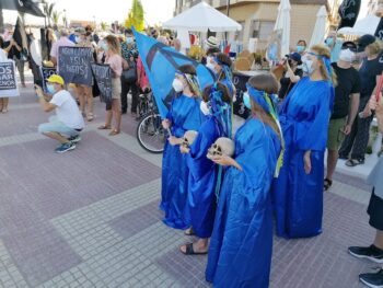 Banderas negras y calaveras en señal de luto por el Mar Menor
