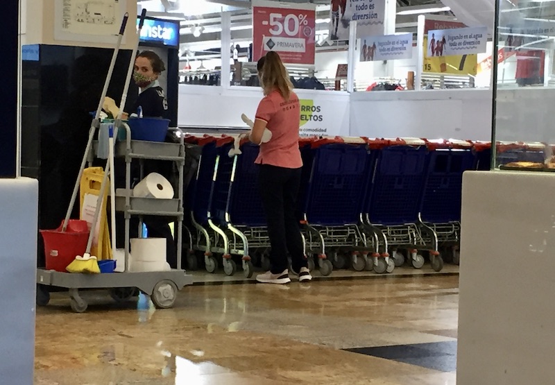 Empleadas de limpieza en el centro comercial Dos Mares