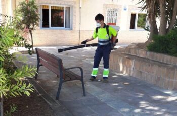 Tareas de desinfección en un espacio público de Los Alcázares