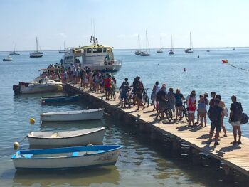 Pasajeros en el muelle de La Ribera a la espera de subir al ferry
