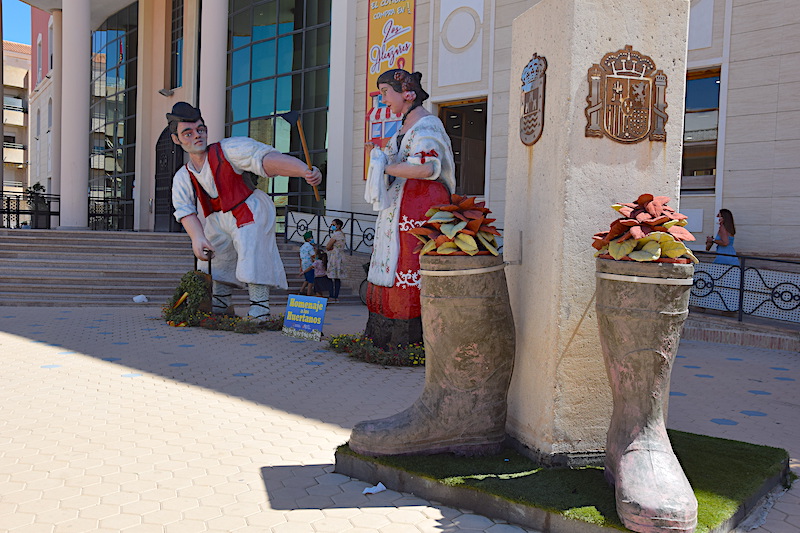 Dos huertanos gigantes escoltan la puerta del Ayuntamiento de Los Alcázares