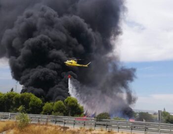 Humo negro en el incendio de la parcela de Frutas Raimundo, en San Javier