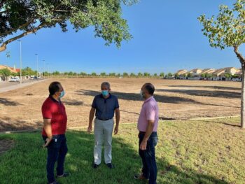 El alcalde de Pilar de la Horadada, José María Pérez, inspecciona la parcela