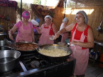 Unas cocineras preparan una sartén de migas en los ventorrillos huertanos