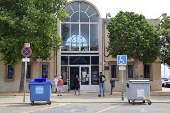 Usuarios esperan en la puerta del ambulatorio de Lo Pagán por la reducción de aforos