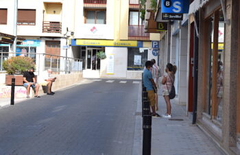 Distancia social para acceder a las oficinas bancarias en San Javier