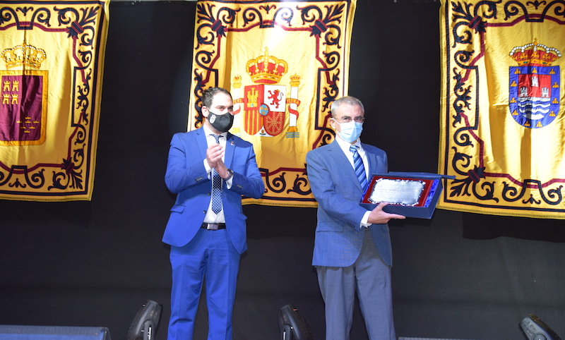 El director del hospital Los Arcos, Tomás Fernández, y el alcalde Mario Pérez