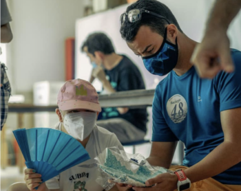 Alberto Lorente en su visita al centro de Aidemar