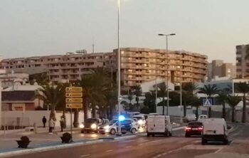 Control policial en el límite de La Manga de San Javier