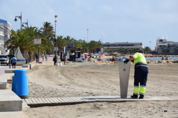 Un operario desinfecta el lavapiés de la playa de La Puntica