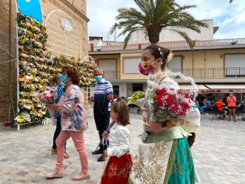Vecinas de Pilar de la Horadada llevan flores a la patrona