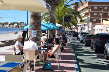 Terrazas en el paseo de Villananitos