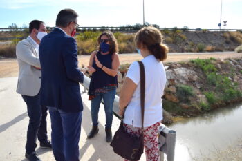 Diego Conesa y Mario Pérez hablan con las vecinas de la zona sur de Los Alcázares