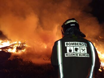Un bombero trabaja en el incendio de la planta de restos vegetales de San Javier