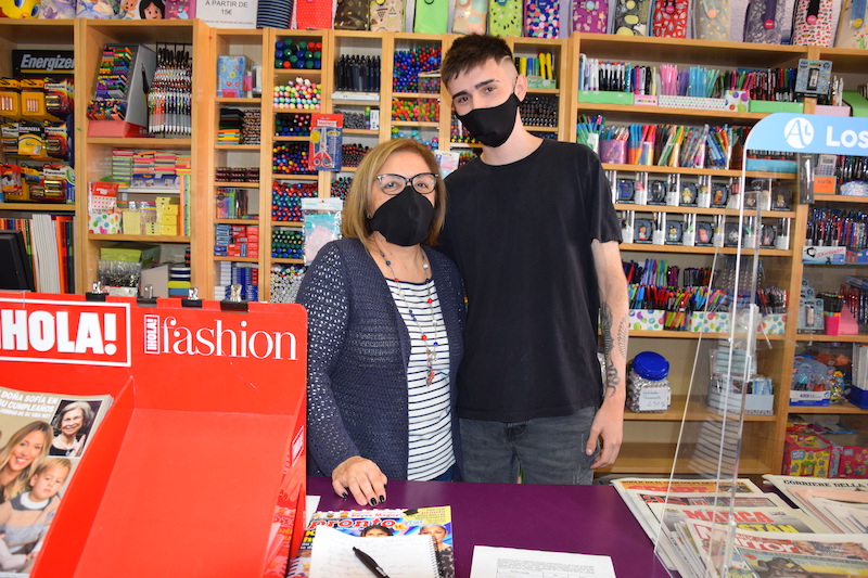 Carmen Saiz, de Lápiz y Papel, con su nieto Alfredo