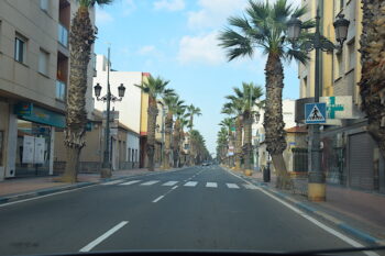 Avenida de la Libertad de Los Alcázares con los negocios cerrados