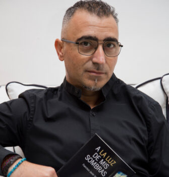 Francisco Javier Insa con su primer poemario