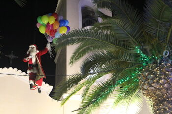 Papá Noel en lo alto de la iglesia de San Pedro del Pinatar