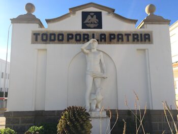 Monumento en la puerta principal de la AGA, en Santiago de la Ribera