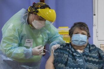 Josefa Martínez, la primera persona en ser vacunada en la Región