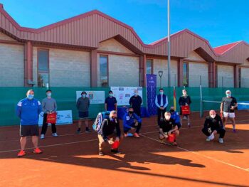Jugadores de diferentes procedencias y edades acudieron a la cita ´Circuito aficionado´ en San Javier. Un torneo tutelado por la Real Federación de tenis de España y organizado modélicamente por la Escuela Municipal de Tenis San Javier que dirige Oscar Soriano. Durante los dos días que duró la competición se guardaron escrupulosamente los protocolos sanitarios del COVID 19: Medida de temperatura a la entrada, desinfección alcohólica de manos, mascarilla obligatoria y separación en gradas para el público asistente