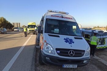 Una ambulancia en la AP-7 para atender a un accidentado