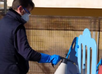 Un operario desinfecta los columpios de un colegio de San Pedro del Pinatar