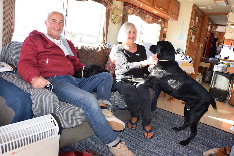 Una pareja británica que reside temporalmente en su caravana frente al Mar Menor