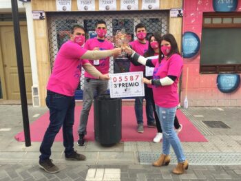 La administración El Perolo celebra el tercer premio de la lotería del NIño