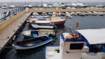 Barcos pesqueros amarrados al muelle de Lo Pagán por la tormenta