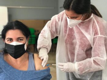 Una trabajadora de Aidemar recibe la primera dosis de la vacuna