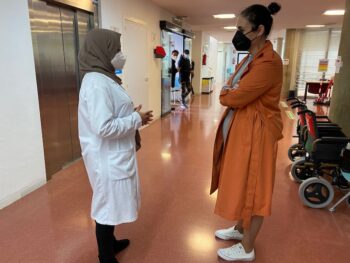 La mediadora cultural, Zineb, con la concejal María José López