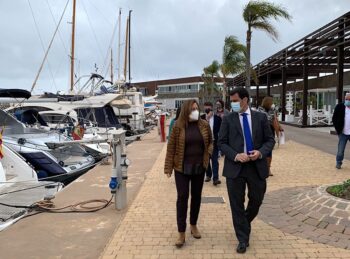 El consejero de Fomento, José Ramón Díez, en el puerto de San Pedro