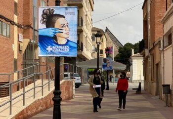 Cartel por la igualdad en el centro de Torre Pacheco