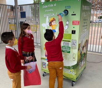 Una de las máquinas de reciclado compensado en el colegio de Torre Pacheco