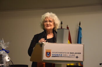 La doctora Querubina Meroño al recoger el premio 8-M