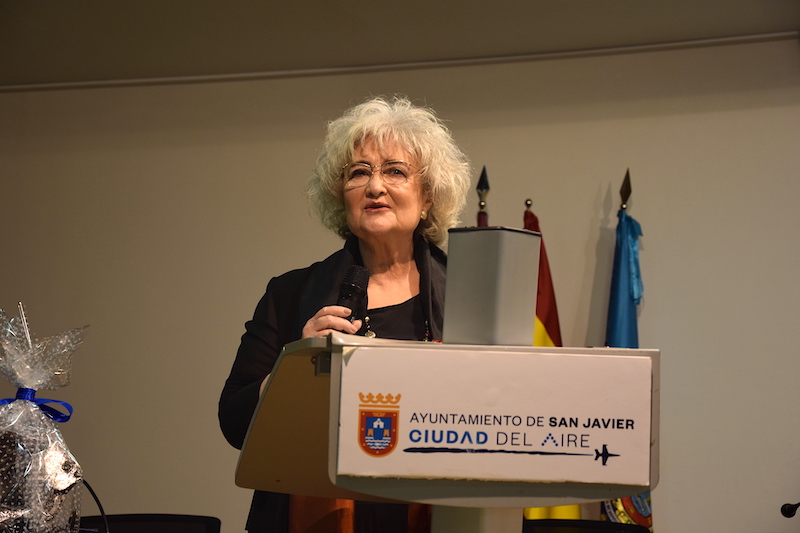 La doctora Querubina Meroño al recoger el premio 8-M