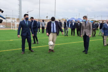 El presidente murciano, Fernando López Miras, prueba el nuevo campo de La Ribera