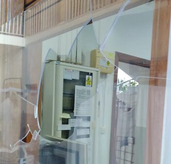 Mampara rota en el ambulatorio de Lo Pagán tras la agresión