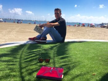 Rubén Santiago en la playa de Santiago de la Ribera