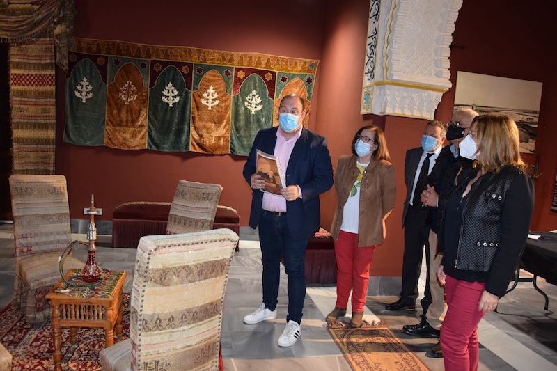 El director del Museo, Marcos Gracia, muestra el salón árabe
